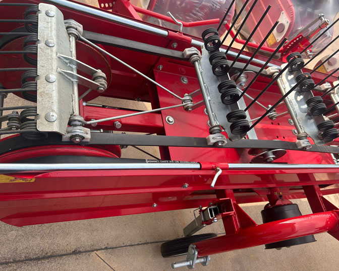 Dettaglio cinghie su ranghinatore T220 usato