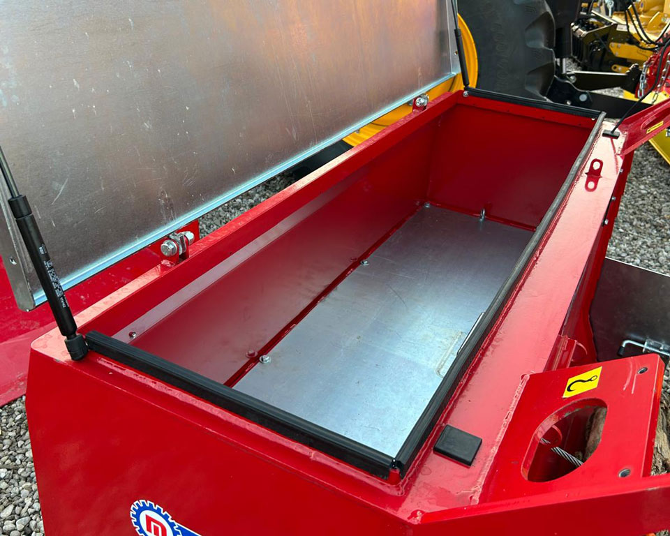Coperchio-vano-porta-attrezzi-Tmaster Cassone porta attrezzi con verricello Meccanica Morellato